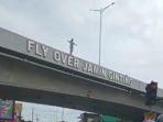 seorang-gadis-berniat-bunuh-diri-dengan-cara-melompat-dari-fly-over.jpg