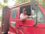 seorang-supir-truk-bertonase-besar-saat-diabadikan-sedang-mengantre-bbm.jpg