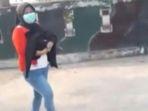 seorang-wanita-jalan-kaki-sambil-gendong-jenazah.jpg