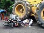 sepeda-motor-terlindas-roda-alat-berat-di-jalan-trans-sulawesi.jpg