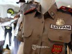 seragam-satpam-sebelum-diubah-berwarna-coklat.jpg