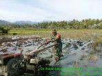 serda-beny-bantu-petani-desa-ikhwan-bajak-sawah.jpg
