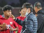 shin-tae-yong-memberikan-instruksi-kepada-para-pemain-timnas-indonesia-4637347.jpg