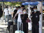 siswa-menunggu-untuk-diperiksa-virus-corona-china-24.jpg