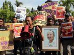 solidaritas-jurnalis-bali-sjb-melakukan-aksi-menolak-remisi-terpidana-i-nyoman-susrama.jpg