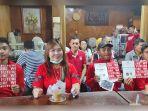sonya-selviana-kembuan-bersama-tiga-pesepakbola-junior-sulawesi-utara.jpg