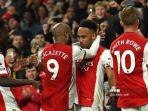 striker-arsenal-asal-gabon-pierre-emerick-aubameyang-2r-merayakan-dengan-rekan-satu-timnya.jpg