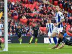 striker-manchester-city-membobol-gawang-brigton.jpg