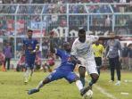 striker-persib-bandung-ezechiel-n-douassel-berduel-dengan-gelandang-arema-fc-412451.jpg