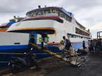 suasana-di-atas-kapal-dan-terminal-penumpang-pelabuhan-GJGJY97YHJKHK.jpg