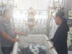 suasana-di-rumah-duka-pdt-royke-manueke1.jpg