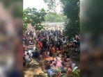 suasana-pantai-batu-karas-yang-disesaki-ribuan-wisatawan.jpg