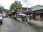 suasana-pedagang-di-depan-rumah-warga-di-bahujhjhjghj.jpg