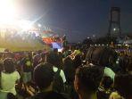 suasana-pelabuhan-manado-senin-malam-saat-dipadati-penumpang.jpg