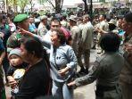 suasana-penertiban-di-shopping-center.jpg