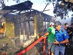suasana-rumah-yang-terbakar-pemadam-kebakaran-melakukan-upaya-pemadaman-dibantu-warga-sekitar.jpg
