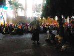 suasana-saat-jemaah-habib-yusuf-alkaf-berbondong-bondong-mendatangi-mapolres-pamekasan.jpg