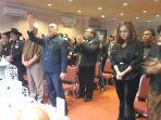 suasana-suka-cita-ibadah-pra-natal-dan-perayaan-hut-ke-4-lmi-pdt-hanny-pantouw-nyalakan-lilin-natal.jpg