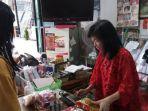 susanna-indrayani-saat-melayani-pembeli-di-toko-sembako-236236.jpg