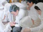 syahrini-sungkem-pada-kedua-mertuanya-tribunstylecom-kolaseinstagram-reinosyahrini_.jpg