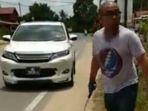 tak-terima-mobilnya-disalip-pria-ini-marah-dan-pukuli-pengendara-di-depannya-yangalami-kecelakaan.jpg