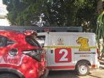tampak-ambulans-dengan-pita-polisi-disimpan-di-halaman-polda-metro-jaya.jpg