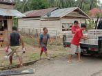 tampak-penyaluran-bahan-bangunan-tahap-1-bsps-bolsel-ke-rumah-warga-penerima-selasa-13102020.jpg