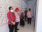 tampak-saat-pjs-bupati-bolsel-meninjau-kesiapan-rumah-singga-bagi-pasien-covid-19.jpg