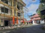 tampak-warna-cat-di-kantor-setda-yang-semula-berwarna-kuning-mulai-dicat-merah.jpg