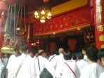 tang-sin-dibawa-umat-masuk-ke-klenteng-ban-hing-kiong_20180302_134648.jpg