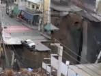 tangkap-layar-siaran-CNA-menujukan-lubang-raksasa-dengan-ekdalaman-50-meter.jpg