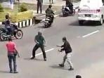 tangkap-layar-video-yang-beredar-yang-memperlihatkan-dua-lelaki-sedang-terlibat-duel-berdarah.jpg