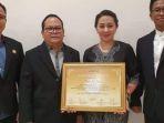 terbaik-dalam-fungsi-humas-dan-hubungan-antar-lembaga-bawaslu-kota-ini-raih-award.jpg