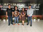 tersangka-kasus-penggelapan-sepeda-motor-saat-diserahkan-ke-pihak-kejari-tomohon.jpg