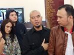 tersangka-kasus-ujaran-kebencian-terkait-cuitan-sarkastis-di-twitter-ahmad-dhani_20180416_111358.jpg