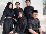 teuku-firmansyah-dan-cindy-fatika-sari-beserta-anak-anaknya-dgvdfgbfg.jpg