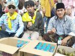 tiga-pria-anggota-barisan-emak-emak-garut-beg-telah-memberikan-bacang-dan-air-minum-gratis.jpg