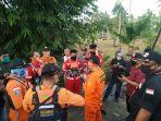 tim-basarnas-saat-melakukan-persiapan-pencarian-balita-yang-hanyut-disekitar-sungai-bungko.jpg
