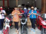 tim-marketing-berpose-di-depan-pos-tridjaya-motor-bolangitan-bolmut.jpg