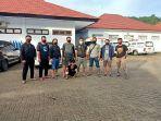 tim-reskrim-polres-bolsel-berfoto-bersama-tersangka-tsk-berinisial-ym.jpg