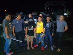 tim-urc-totosik-yang-dipimpin-bripka-yanny-watung-itu-mengamankan-seorang-pria.jpg