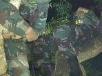 tni-tidur-diatas-pohon.jpg