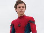 tom-holland-dengan-kostum-spiderman.jpg