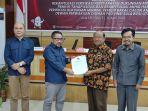 tribunmanadocoidndo-Foto-Tribun-ManadoFernando-Lumowa-Penyerahan-hasil.jpg
