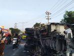 truk-angkut-kertas-terguling-di-jalan-pantura.jpg