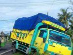 truk-bermuatan-plastik-terperosok-ke-selokan-setelah-sopir-di-prank-pocong.jpg