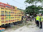 truk-colt-diesel-yang-mengangkut-ayam-potong-tertabrak-pohon.jpg