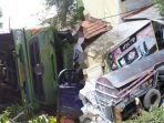 truk-muatan-cairan-kimia-terguling-dari-tol-gayamsari-meluncur-ke-pemukiman.jpg