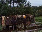 truk-tanki-air-terguling-di-kebun-sayur.jpg