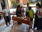 turis-cina-keranjingan-main-kolintang-di-museum-daerah.jpg